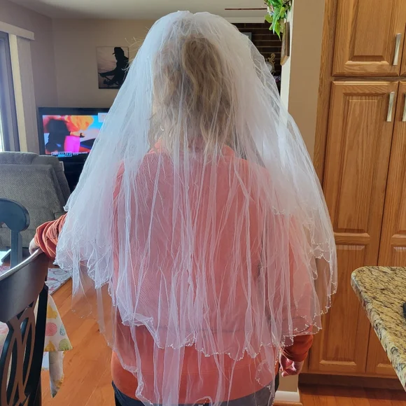 EUC Wedding Veil with Beading David's Bridal | Accessories | Euc Wedding Veil With Beading | Poshmark